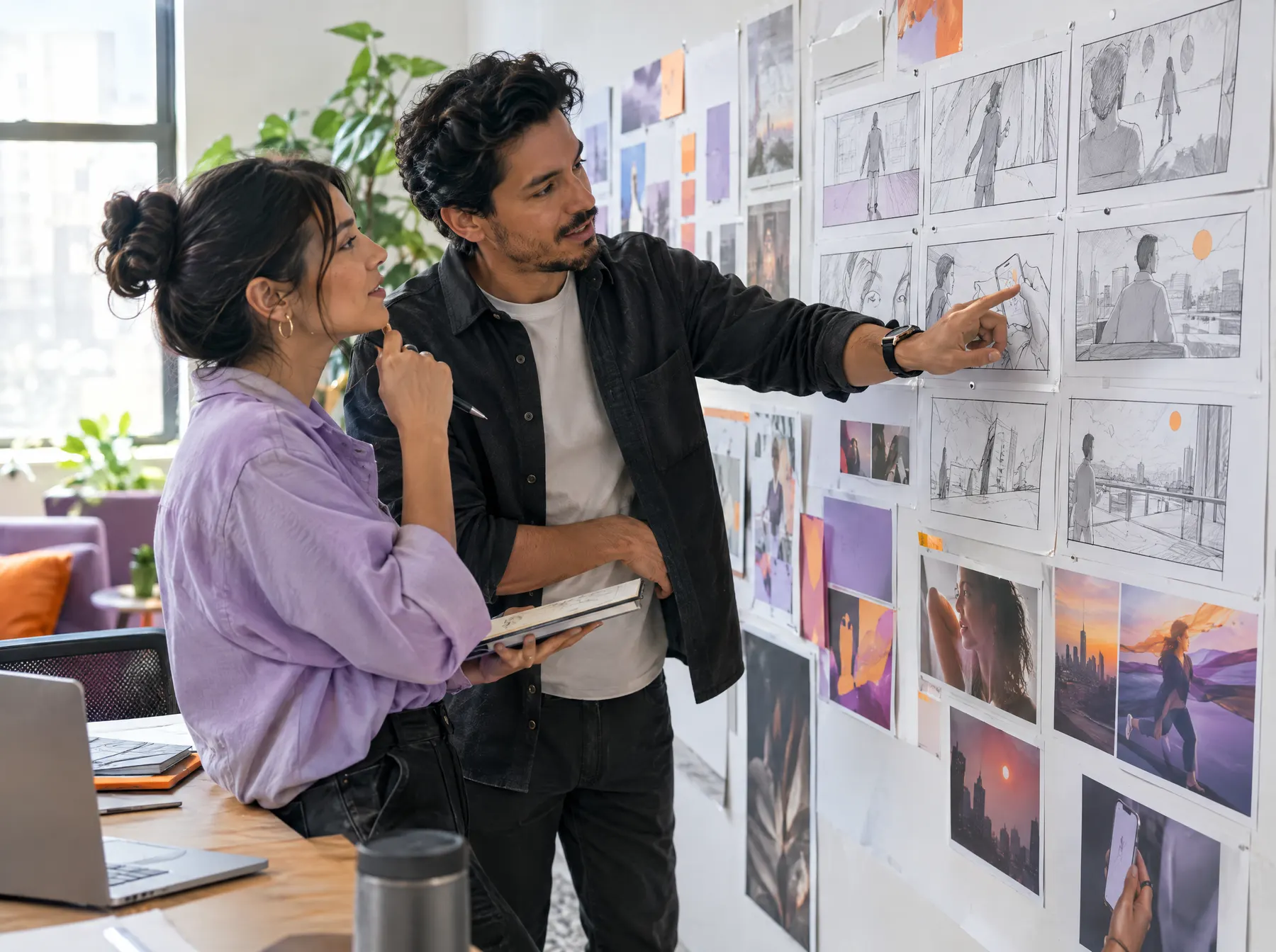 Director creativo y redactor trabajando sobre un storyboard