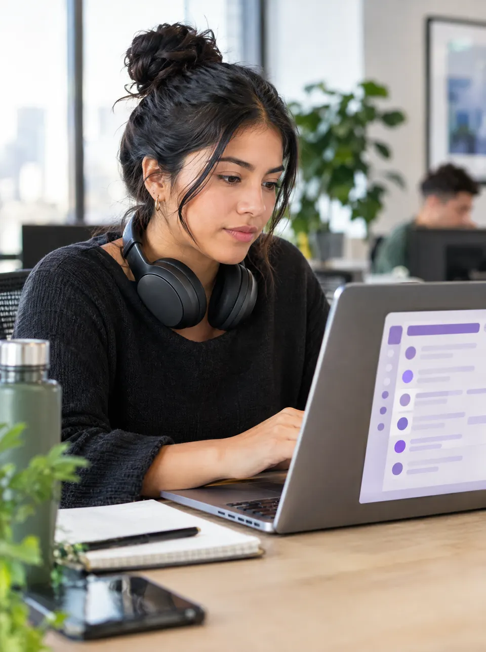 Colaborador revisando su tarea en la laptop