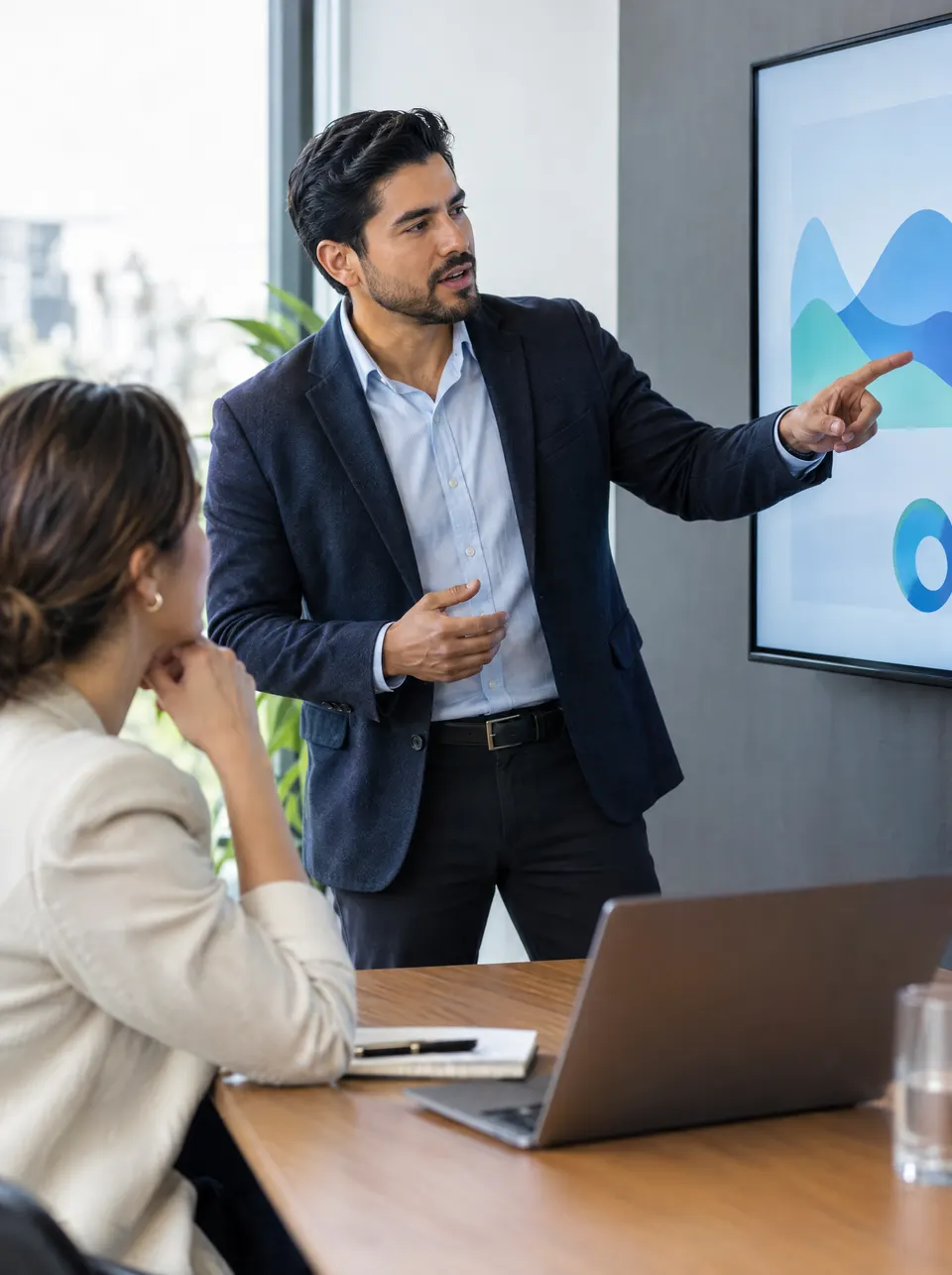 Consultor presentando a un cliente